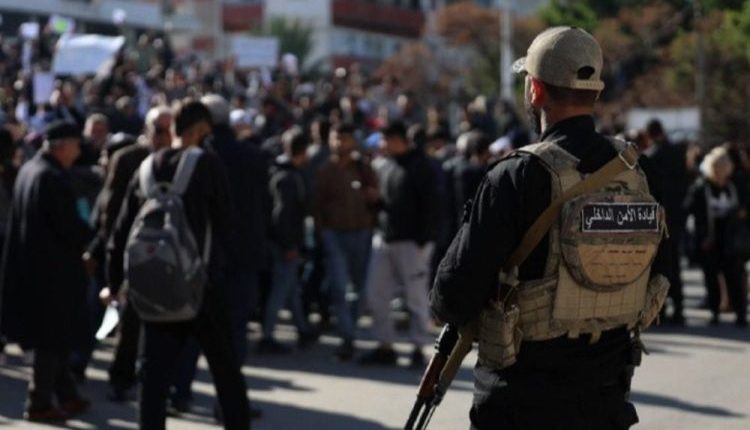 تحولت احتجاجات سلمية خرجت، في عدد من مدن الساحل السوري للمطالبة بوقف القتل والعنف وحماية السلم الأهلي، إلى مواجهات أمنية واشتباكات مسلحة