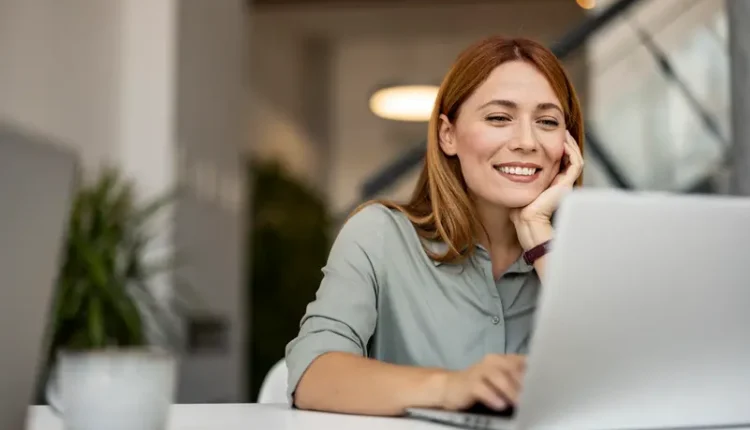 الجلوس يقتل قلبك ببطء.. إليك "الدرع الغذائي" الذي يحميك من مخاطر المكاتب