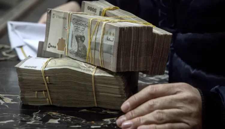 قال خبير اقتصادي إن التحسن الأخير في سعر صرف الليرة السورية يُعتبر هشًا ومؤقتًا، لكونه لا يستند إلى قاعدة اقتصادية متينة