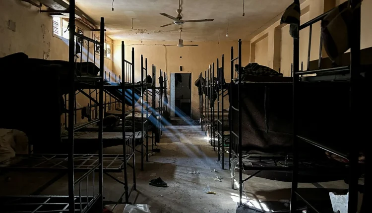 أعلنت رويترز أن سجوناً ومراكز احتجاز كانت تضم عشرات الآلاف من المعتقلين خلال حكم الأسد، باتت اليوم مكتظة بمواطنين تحتجزهم قوات الأمن العام