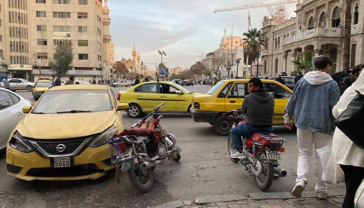 شهدت دمشق عودة ملحوظة لانتشار الدراجات النارية، لتتحول من وسيلة نقل رخيصة، إلى ملف يجمع بين الأبعاد المعيشية والمرورية والأمنية