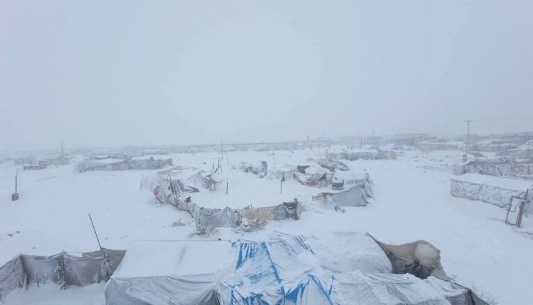 تعيش مناطق شمال سوريا واحدة من أقسى فصول الشتاء منذ سنوات، مع تساقط كثيف للثلوج وانخفاض حاد في درجات الحرارة