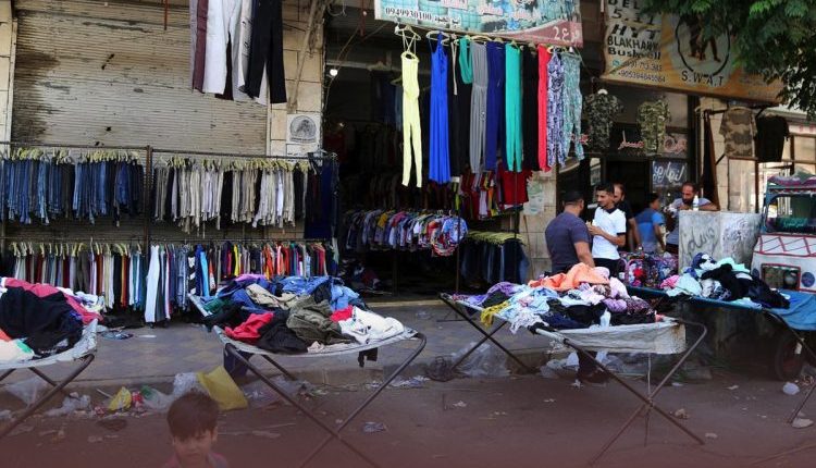 لم تعد محال الألبسة الأوروبية (البالة) أسواقًا هامشية تقتصر على ذوي الدخل المحدود، بل تحولت إلى جزء ثابت من المشهد التجاري اليومي