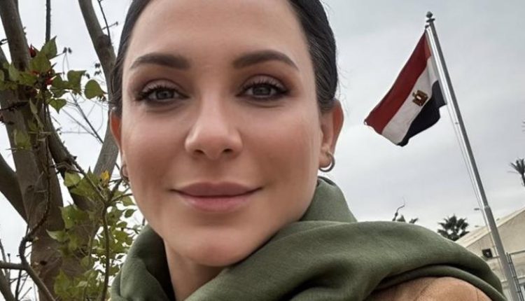 سلاف فواخرجي ترد على الانتقادات الي طالتها بسبب استقرارها في مصر النظام السابق