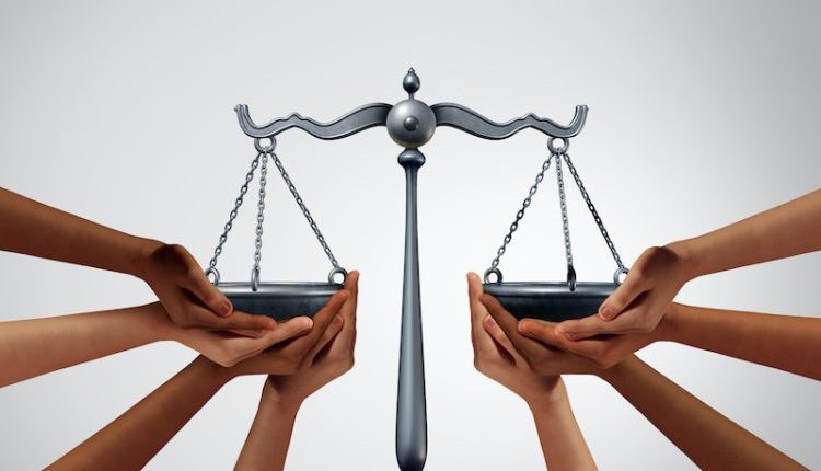 عام على سقوط نظام الأسد، لكن السوريين ما زالوا يعيشون بين ماضٍ مثقل بالانتهاكات وحاضر يحاولون فيه إعادة تعريف معنى الدولة والعدالة.