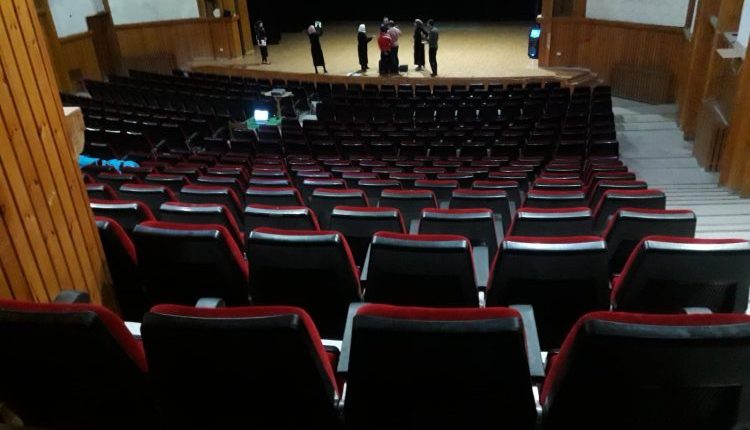 يواجه المسرح السوري، الذي لطالما ترك بصمات خالدة في ذاكرة الجمهور العربي، واحدة من أعقد أزماته على الإطلاق.