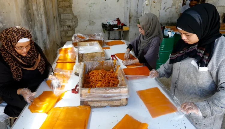 في سوريا، لم يعد حضور المرأة في سوق العمل مسألة مرتبطة بخيارات فردية أو شعارات تمكين، بل أصبح انعكاساً مباشراً لتحولات اقتصادية