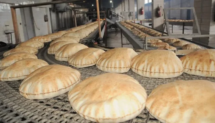 لم تعد قضية الخبز في سوريا محصورة بتأمين مادة غذائية أساسية، بل تحولت إلى مؤشر يومي على عمق الأزمة الاقتصادية المستمرة منذ عام 2011