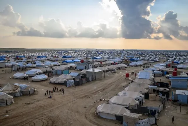 يُعد مخيم الهول، الواقع في ريف محافظة الحسكة شمال شرقي سوريا، أحد أكثر الملفات الإنسانية والأمنية تعقيدًا في البلاد،