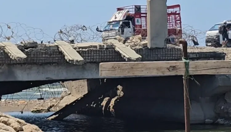 أعلنت الهيئة العامة للمنافذ والجمارك السورية، اليوم الخميس، تعليق حركة العبور عبر معبر العريضة الحدودي بشكل مؤقت،