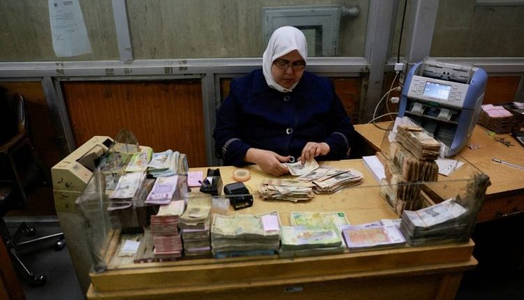 تحاول الحكومة السورية إرسال إشارات تهدئة عبر فتح ملفات حساسة تتعلق بالأجور ولا سيما الارتفاعات الأخيرة في تعرفة الكهرباء