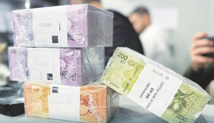 تعيش الأوساط المالية والنقدية في سوريا حالة من الترقب والقلق، على وقع الإرباك الذي رافق طرح وتداول الفئات النقدية الجديدة من الليرة السورية،