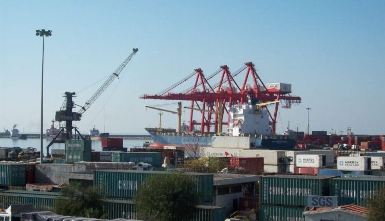 تواجه الصادرات السورية تحديات كبيرة تتوزع بين تعقيدات بيروقراطية داخلية وضغوط خارجية مرتبطة بالعقوبات والقيود التجارية