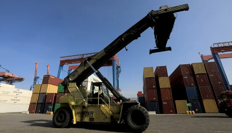 تُشكّل الحركة التجارية البرية عبر سوريا جزءاً أساسياً من الصادرات اللبنانية، على الرغم من التعقيدات السياسية والاقتصادية بين البلدين.