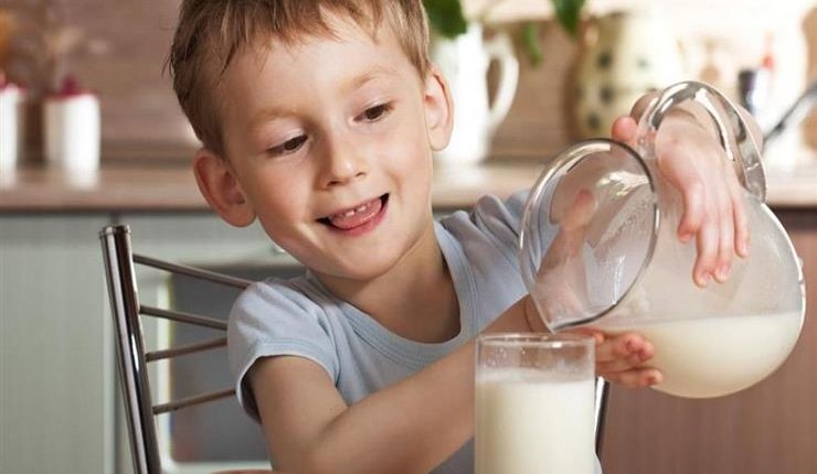 هل الحليب البقري كافٍ لطفلك؟ حقيقة صادمة قد لا تعرفها الأمهات!