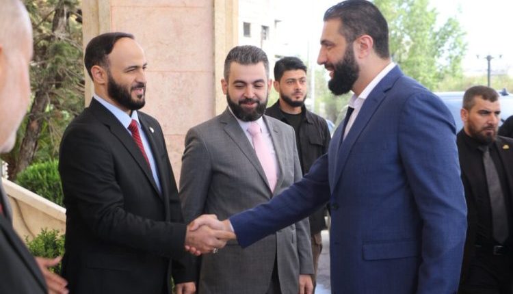 أعلن محافظ حلب عن لقائه بالرئيس السوري الانتقالي أحمد الشرع، مؤكداً أنه أطلعه على واقع محافظة حلب والتحديات الخدمية والأمنية التي تواجهها