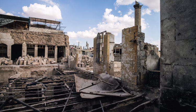 في حلب التي ما تزال آثار الحرب محفورة في شوارعها ، تبرز منطقة العامرية نموذجاً لمحاولات إعادة الإعمار الفردي في غياب الدولة والمؤسسات