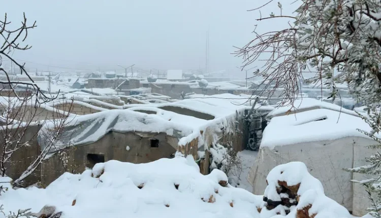 تعيش مخيمات النزوح في شمالي سوريا منذ ليل الخميس تحت تأثير عاصفة ثلجية قوية، أدت إلى تراكم كثيف للثلوج غطّى الخيام في ريفي إدلب وحلب