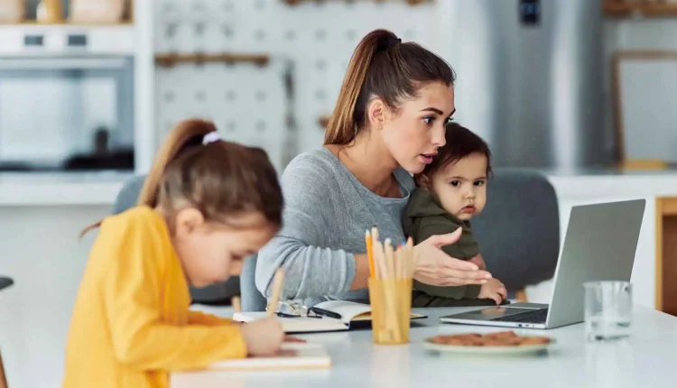 الأم المتعبة والشريك الغائب نفسيًا: حين يكون الصمت أثقل من الجبال