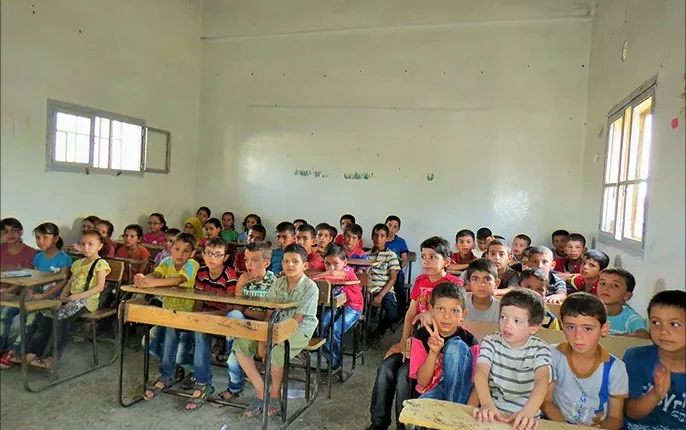 طلاب المدارس في مدينة حمص وريفها من نقص حاد في الكتب المدرسية، لا سيما في المرحلتين الابتدائية والإعدادية.