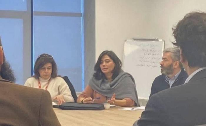 أثار ظهور ديما شوكت، ابنة نائب رئيس أركان الجيش السوري السابق آصف شوكت، في اجتماع رسمي داخل العاصمة دمشق موجة واسعة من الجدل والاستياء