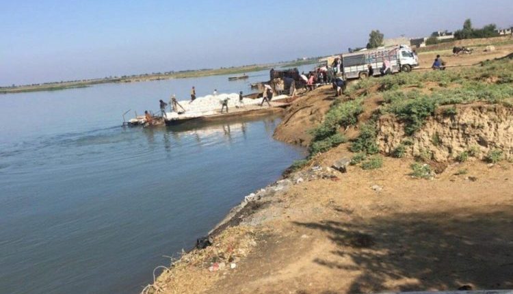 أعلنت قيادة عمليات دير الزور التابعة لوزارة الداخلية السورية إغلاق جميع المعابر النهرية التي تربط مناطق سيطرة الحكومة السورية بمناطق قسد