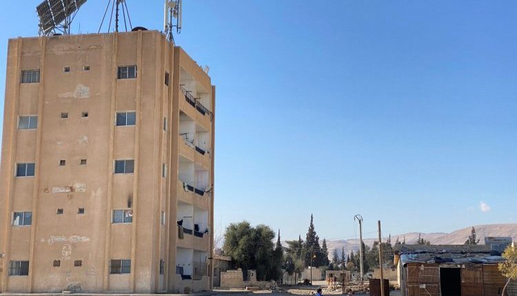 على الرغم من تصنيف مساكن ضباط مدينة الضمير في ريف دمشق الشرقي كمنطقة “آمنة” وخاضعة للحراسة، إلا أن الواقع الميداني يعكس صورة مختلفة،