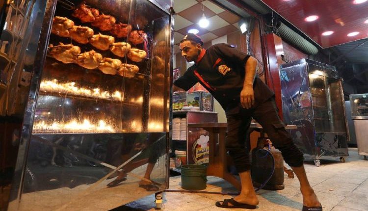 تشهد الأسواق السورية موجة جديدة من الارتفاعات السعرية طالت الوجبات السريعة والمقبلات، وهي أصناف لطالما شكّلت خيارًا يوميًا منخفض الكلفة