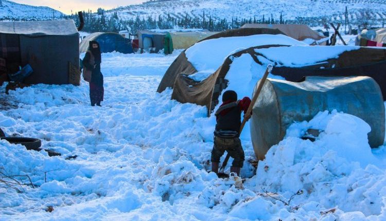 مع اشتداد البرد وتساقط الأمطار في مناطق واسعة من سوريا، تجد عائلات كثيرة نفسها مضطرة للاعتماد على وسائل تدفئة بدائية وغير آمنة،