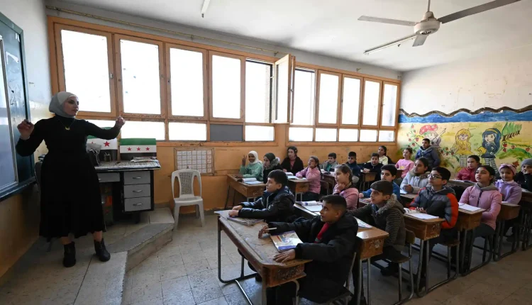 أصدرت وزارة التربية والتعليم السورية قراراً رسمياً يقضي بإدراج اللغة الكردية ضمن المناهج التعليمية في المناطق التي تشهد كثافة سكانية كردية