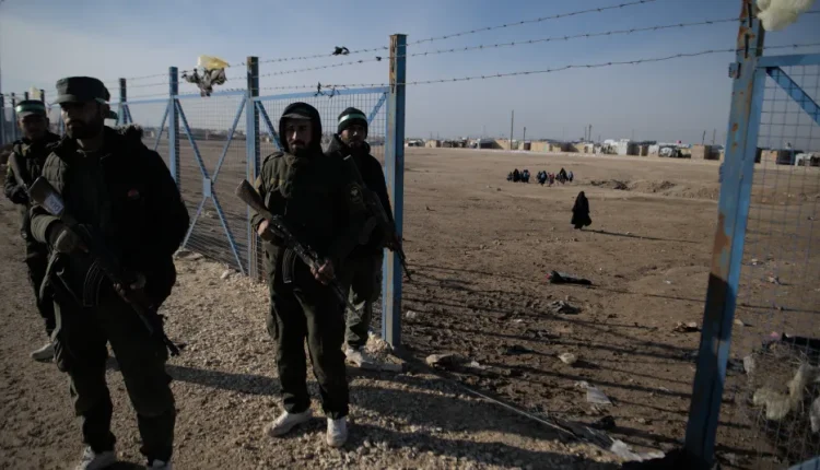 أفادت مصادر أمنية مطلعة بأن نحو 200 امرأة مغربية تمكنّ من الهروب من مخيم الهول، بالتزامن مع ترتيبات حكومية لتفريغ المخيم تدريجياً،