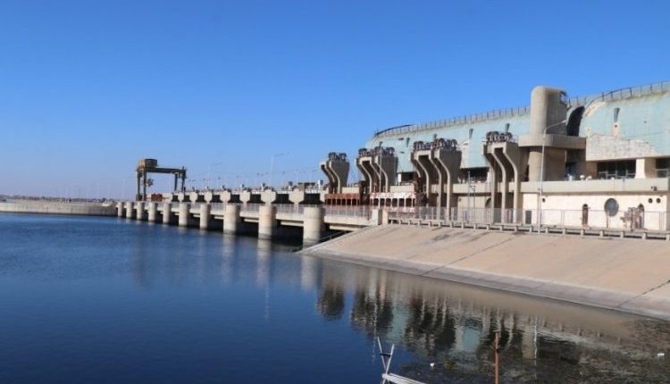 يشهد نهر الفرات انخفاضًا غير مسبوق في مستوى المياه نتيجة تراجع الوارد المائي من تركيا، ما أثر بشكل مباشر على توليد الطاقة الكهربائية