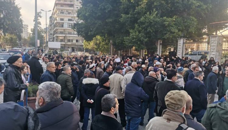 أقدمت الحكومة السورية على إنهاء عقود 309 موظفين يعملون في مديريات الزراعة في اللاذقية، في قرار أثار موجة استياء واسعة بين العاملين وذويهم،