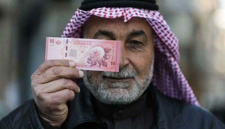 مع شروع السلطات المالية السورية في تنفيذ خطة استبدال الإصدار النقدي القديم بعملة جديدة، يتصاعد الجدل حول التداعيات الاقتصادية المحتملة