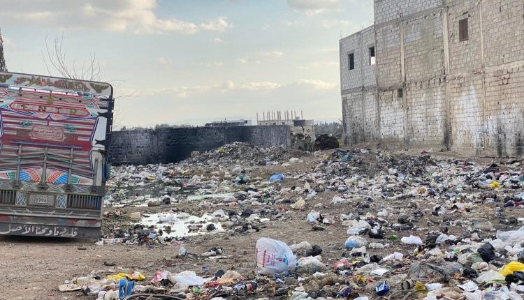 تواجه منطقة البيادر في مدينة دمشق أزمة خدمية متفاقمة، تتمثل بغياب حاويات القمامة بشكل كامل، رغم الشكاوى المتكررة والمطالبات