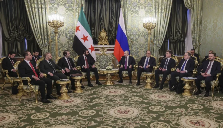 أثار خطاب ألقاه الرئيس السوري أحمد الشرع في موسكو، تضمّن إشادة بروسيا و”شجاعة جنودها”، موجة واسعة من الجدل بين السوريين