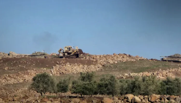 أقدمت القوات الإسرائيلية على هدم أربعة منازل قديمة قرب قاعدة عسكرية أُنشئت حديثًا، بمحاذاة مسجد العرب في ريف القنيطرة