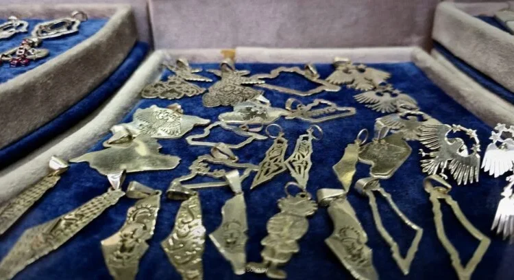 تشهد الأسواق السورية خلال الفترة الأخيرة تزايدًا ملحوظًا في الإقبال على شراء الفضة، في ظل الارتفاعات القياسية التي تسجّلها أسعار الذهب