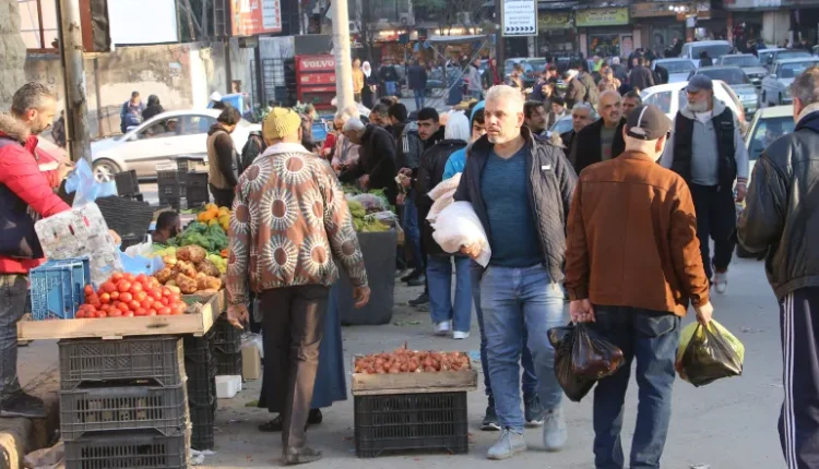 على الرغم من رفع العقوبات الأميركية المفروضة بموجب قانون قيصر، لا تزال الأوضاع الاقتصادية والمعيشية في سوريا تشهد مزيدًا من التدهور