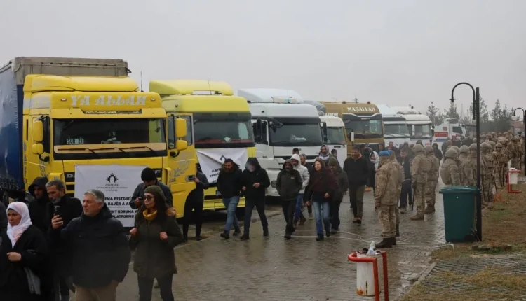 منعت تركيا قافلة المساعدات الإنسانية التي جمعتها “منصة ديار بكر للتضامن والحماية” دعمًا لمدينة عين العرب (كوباني)، من العبور إلى سوريا