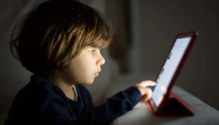 عصر "الفطام الرقمي".. دول تقلب الطاولة على منصات التواصل لحماية أطفالها