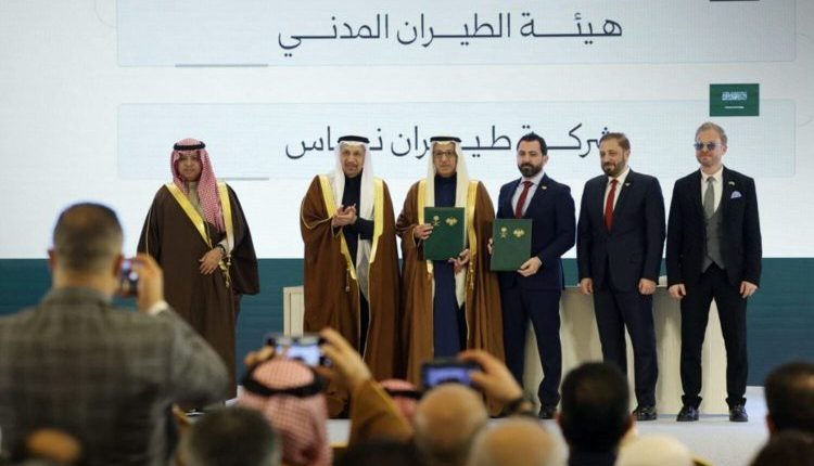 في خطوة وُصفت بالاستراتيجية، شهدت العاصمة السورية دمشق توقيع مذكرة تفاهم بين شركة “طيران ناس” السعودية وهيئة الطيران المدني السوري