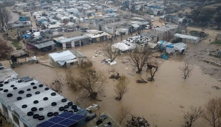 تجددت معاناة النازحين في شمال غرب سوريا بعد السيول الأخيرة التي اجتاحت المنطقة، مدمرة مخيمات ومخلفة ثلاثة قتلى، بينهم طفلان