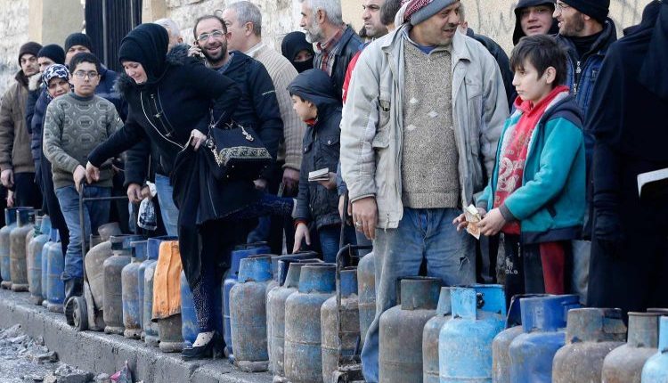 عادت أزمة الغاز المنزلي في سوريا إلى الواجهة بعد أن لامس سعر الأسطوانة في بعض الأسواق 200 ألف ل.س، وسط شبه انقطاع للمادة في عدة محافظات