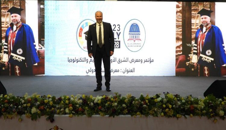 أفاد ناشطون بتوقيف الدكتور محمد خير الغباني الحسيني في مدينة حماة، أمس الجمعة، من دون صدور توضيح رسمي بشأن أسباب التوقيف