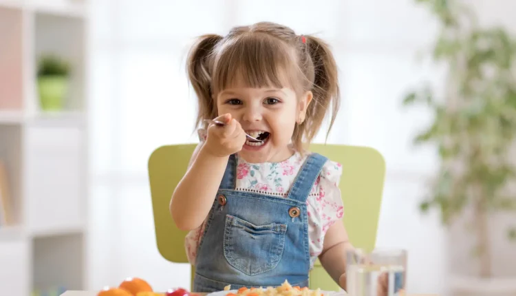 معركة المائدة.. كيف تحولين طفلك "الانتقائي" إلى محب للاستكشاف الغذائي؟