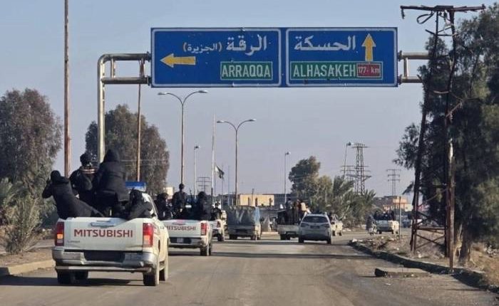 تتزايد التساؤلات في الحسكة حول طبيعة التفاهمات غير المعلنة بين قسد والحكومة الانتقالية، في ظل غياب أي بيان رسمي يوضح حدود هذه الترتيبات