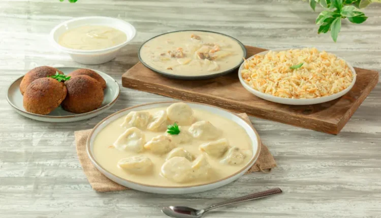 تبييض السفرة تحرص العائلات السورية في أول أيام شهر رمضان على إحياء عادة شعبية تُعرف بـ"تبييض السفرة"، ويُقصد بها إعداد طبق رئيسي يعتمد على اللبن