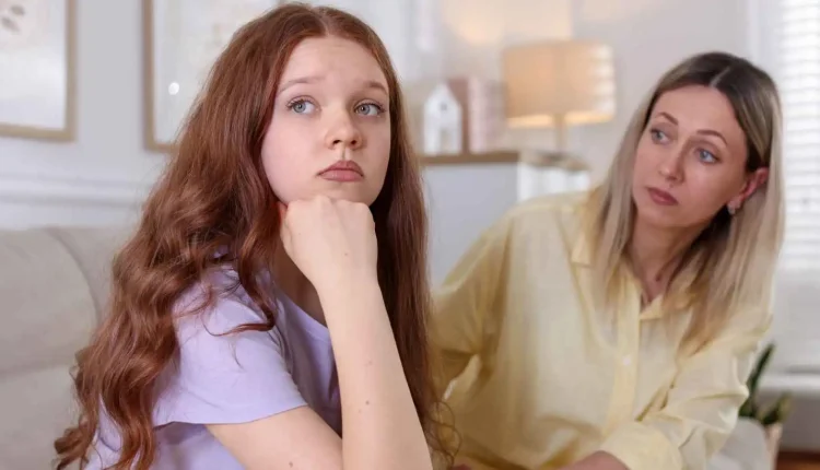 شفرة التواصل المفقودة.. كيف تخترق عزلة المراهق دون أن تغلق الأبواب؟