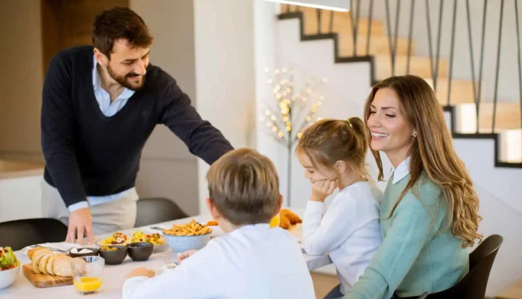 فخ "الحب الزائد".. كيف تتحول عواطف الوالدين إلى عائق أمام استقلال الأطفال؟